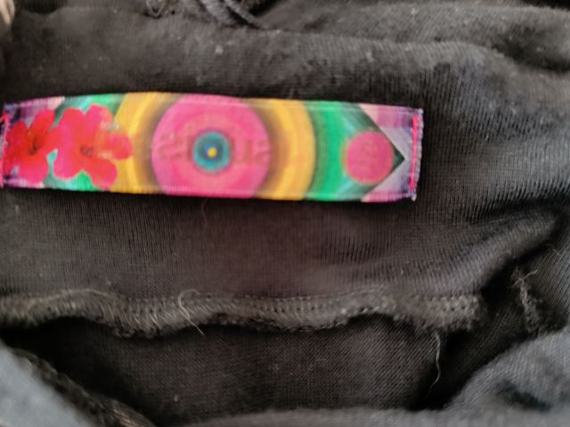 Desigual vestido negro escote.