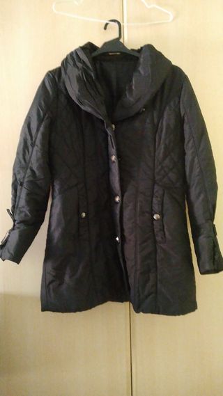 Chaqueta medianamente larga dde color negro