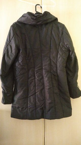 Chaqueta medianamente larga dde color negro