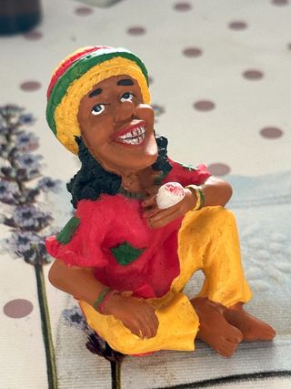 Pupazzetto simpatico  simil resina Jamaicano 8 cm