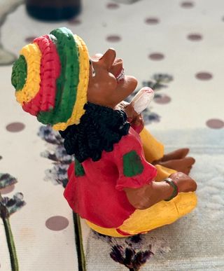 Pupazzetto simpatico  simil resina Jamaicano 8 cm