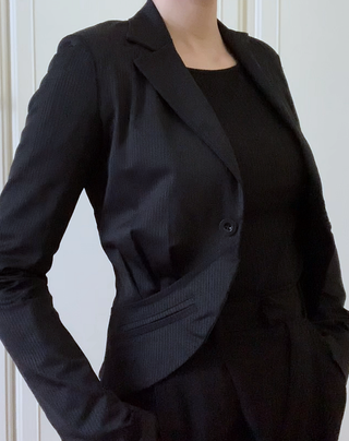 Giacca blazer corta nera gessata