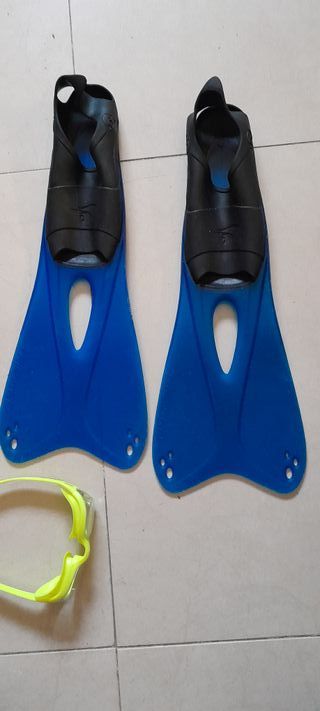 Varias aletas de buceo de varias tallas con funda