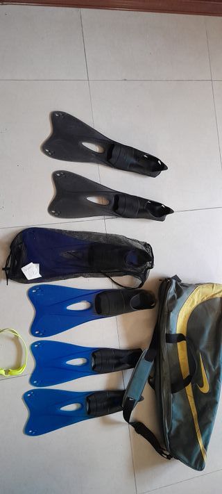 Varias aletas de buceo de varias tallas con funda