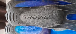 Varias aletas de buceo de varias tallas con funda
