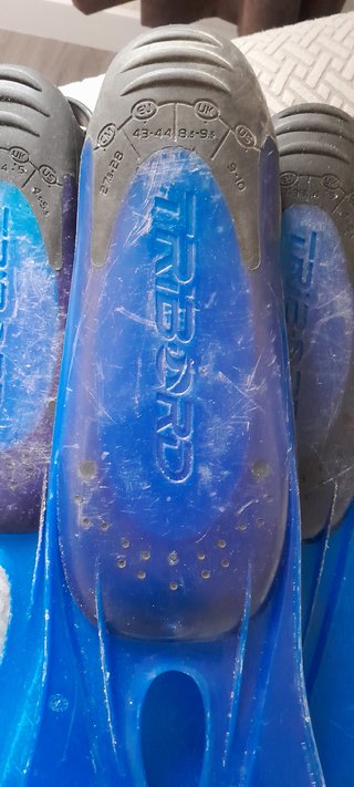 Varias aletas de buceo de varias tallas con funda