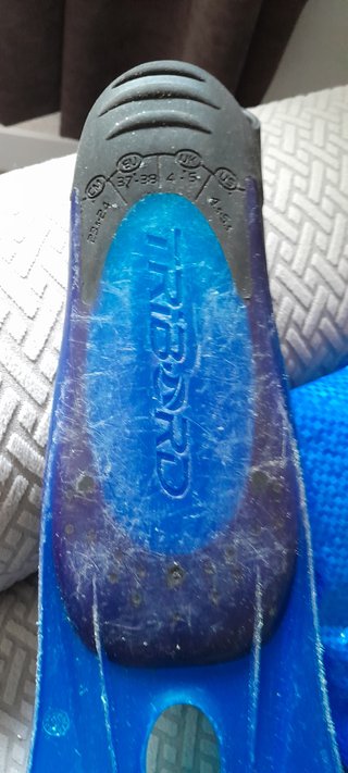 Varias aletas de buceo de varias tallas con funda
