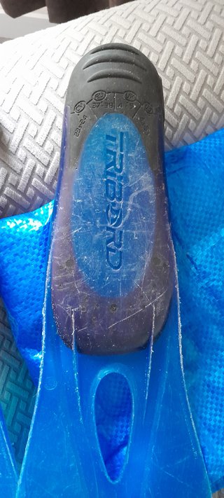 Varias aletas de buceo de varias tallas con funda