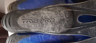 Varias aletas de buceo de varias tallas con funda