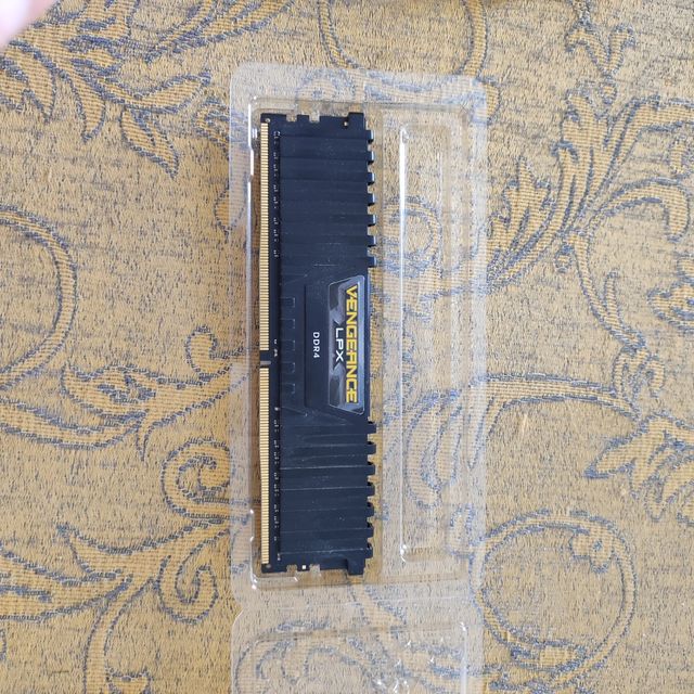 4Gb DDR4 Corsair Ram