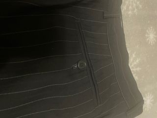 Hombre, traje negro de rayas, 
