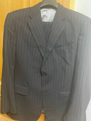 Hombre, traje negro de rayas, 