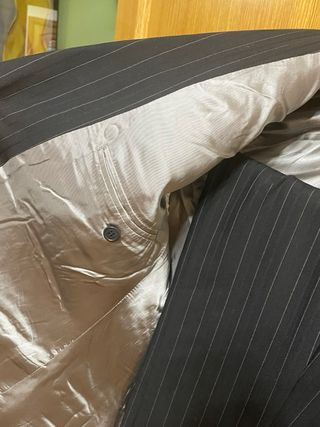 Hombre, traje negro de rayas, 