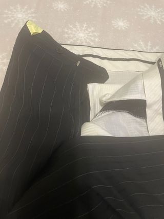 Hombre, traje negro de rayas, 