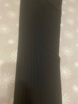 Hombre, traje negro de rayas, 