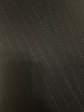 Hombre, traje negro de rayas, 