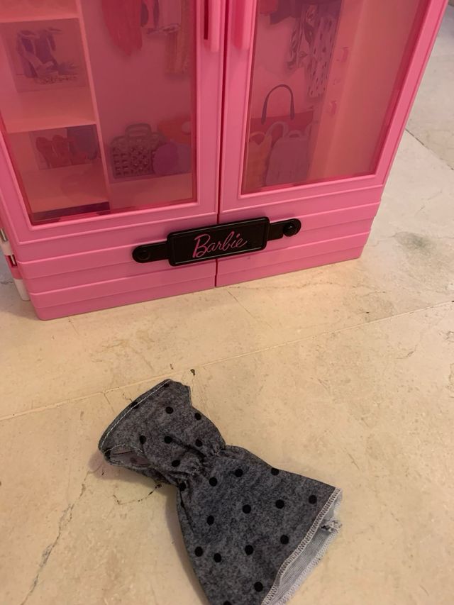 Coche y armario de la barbie