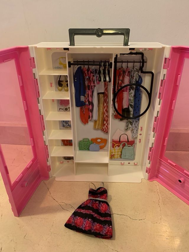 Coche y armario de la barbie