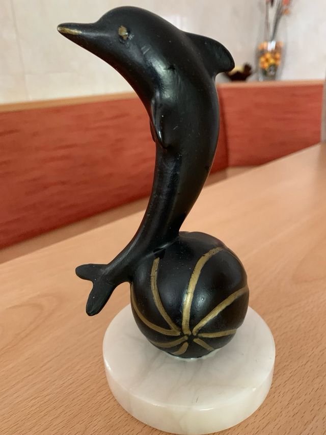 Delfin de plomo sobre peana de marmol