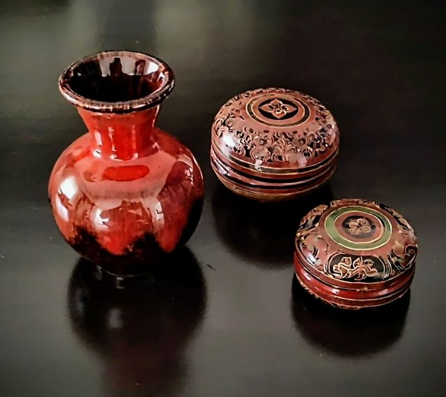 Vaso con cofanetti birmani