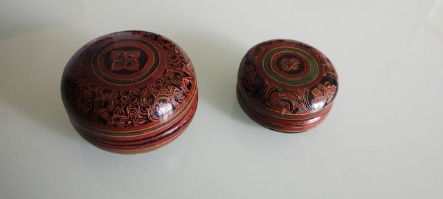 Vaso con cofanetti birmani