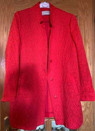Abrigo/chaqueta de entretiempo rojo de Zara.