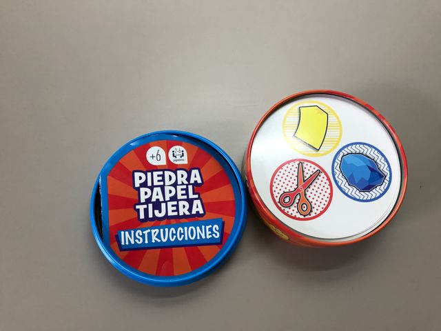 Juego de mesa “piedra, papel, tijera”