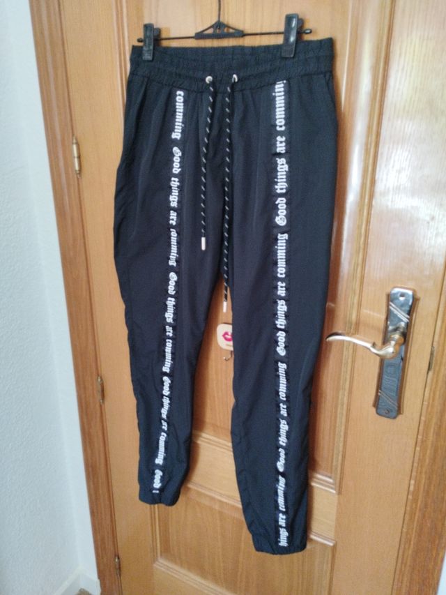 pantalones negros con raya blanca