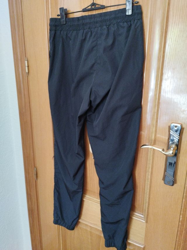 pantalones negros con raya blanca