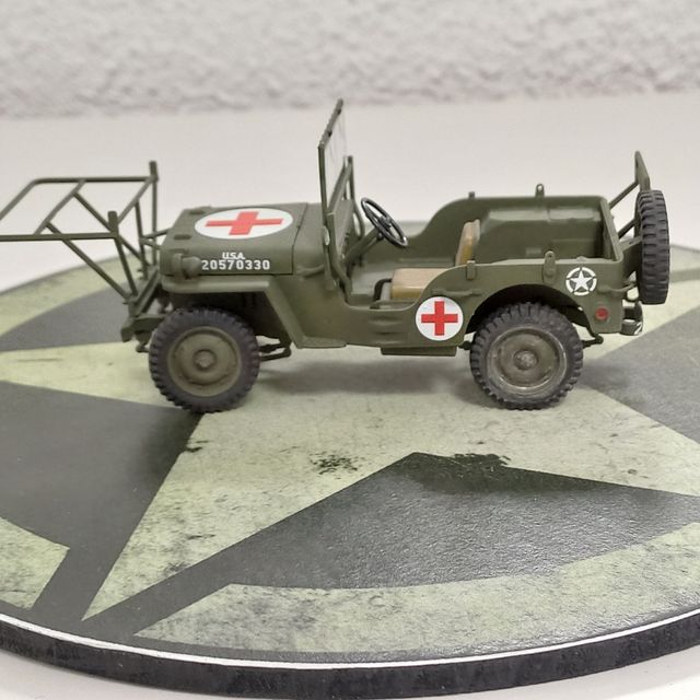 Maqueta jeep  ambulancia
