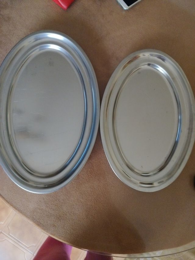 Dos bandejas grandes de acero in