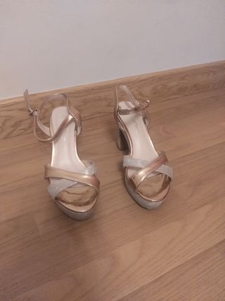 Sandalias de tacón doradas y plateadas