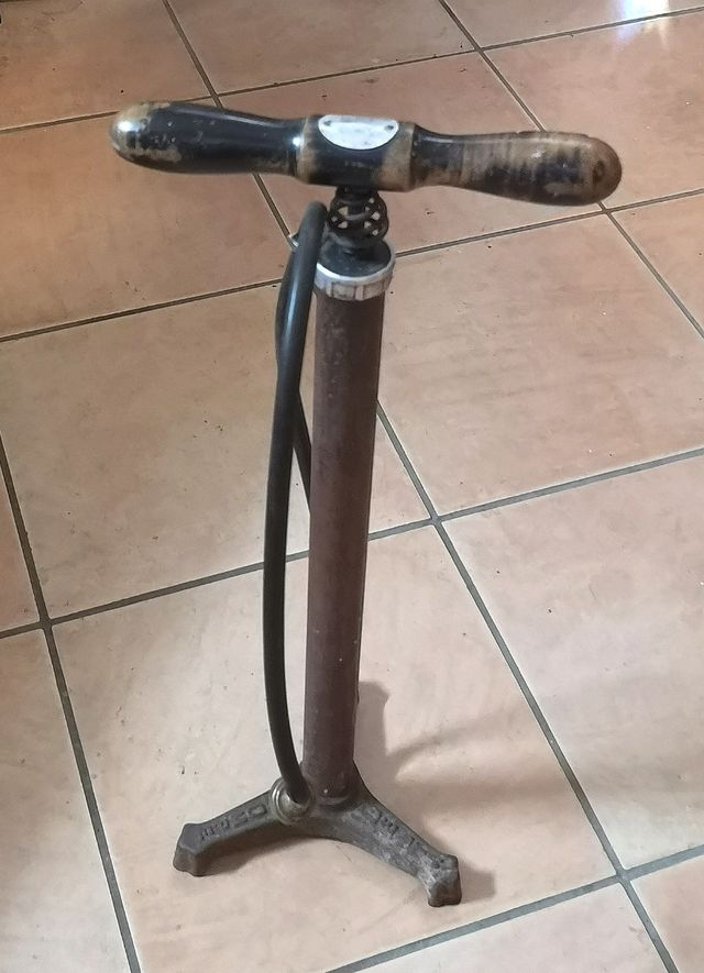 Antica pompa gonfiaggio per biciclette