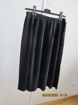 Falda negra plisada midi