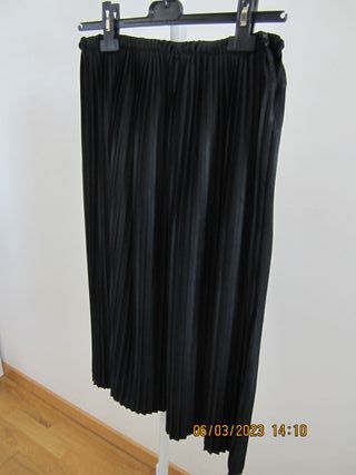 Falda negra plisada midi