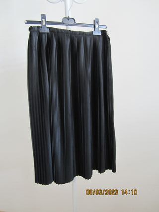 Falda negra plisada midi