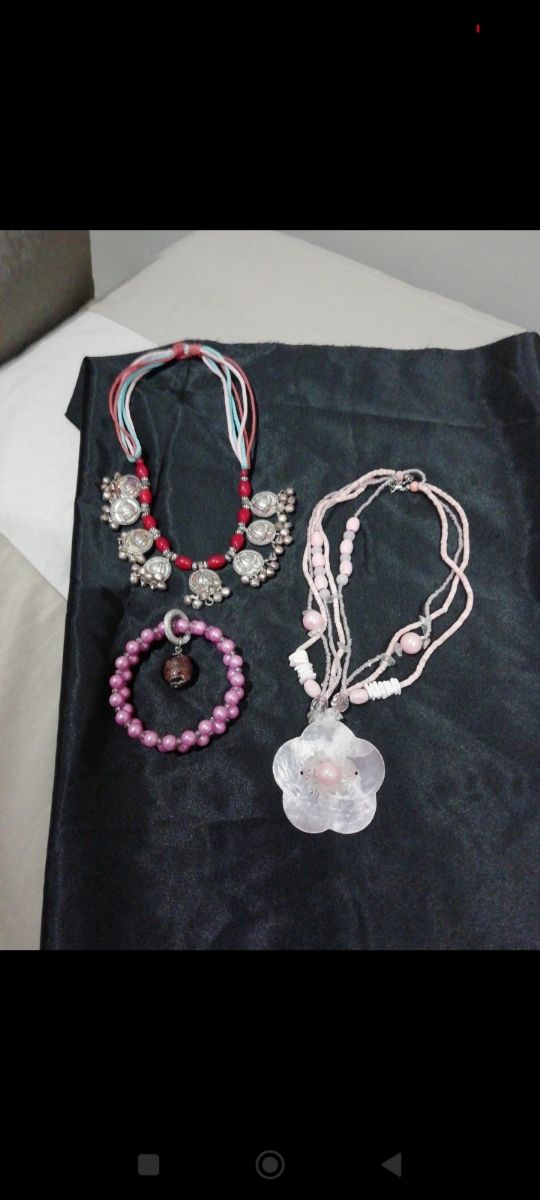 Set di collane,e bracciale doppio giro.