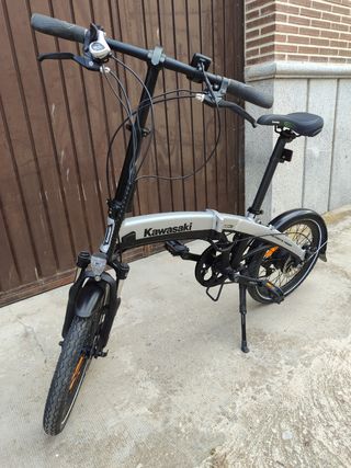 Bicicleta eléctrica de batería plegable.