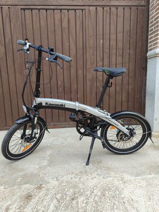 Bicicleta eléctrica de batería plegable.