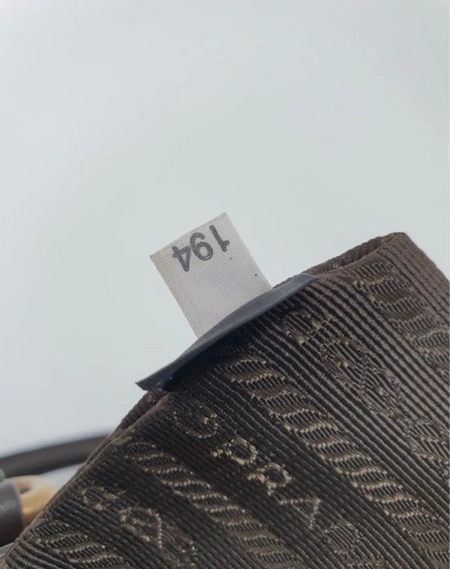 Borsa Prada grigio con tracolla e manici