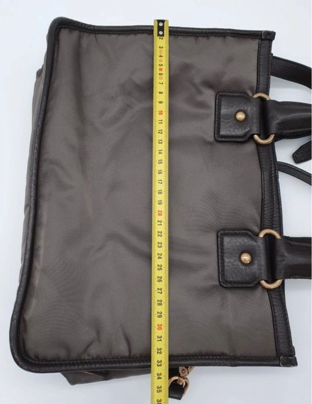 Borsa Prada grigio con tracolla e manici