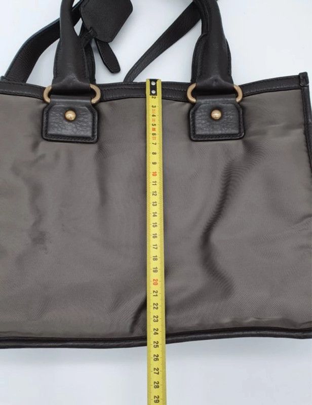 Borsa Prada grigio con tracolla e manici