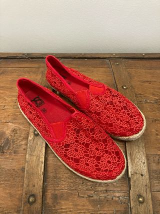 Alpargatas rojas nuevas