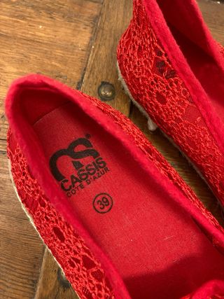 Alpargatas rojas nuevas