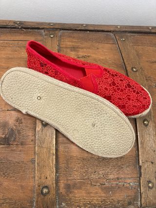 Alpargatas rojas nuevas