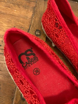 Alpargatas rojas nuevas