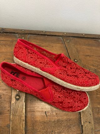 Alpargatas rojas nuevas