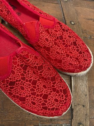 Alpargatas rojas nuevas