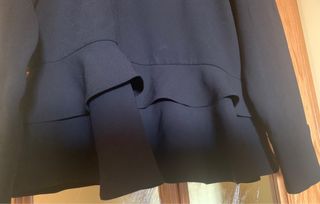 Blusa de vestir negra con volantes de Zara