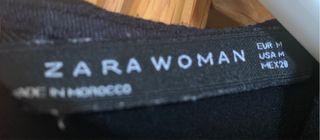 Blusa de vestir negra con volantes de Zara